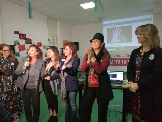 Una carezza in un pugno
